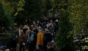 Ruch wokół cmentarzy