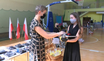 Świadectwa w maskach