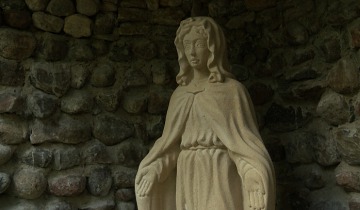 Groty z figurami