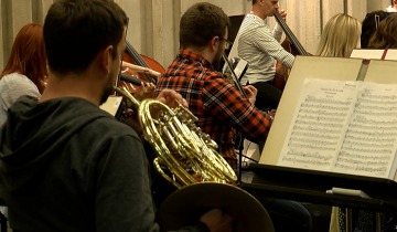 Orkiestra gra