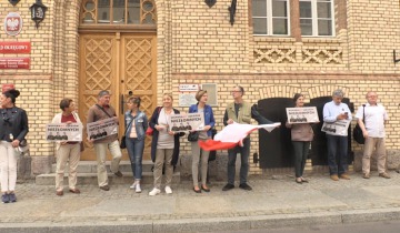 Nieustająco za sędziami