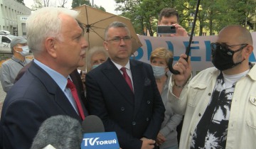 Otwarcie w cieniu protestu
