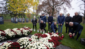 Złożyli znicze pod pomnikiem Pamięci Ofiar Zbrodni Pomorskiej 02.11.2022