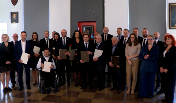 Prezydent i radni z zaświadczeniami 26.04.2024